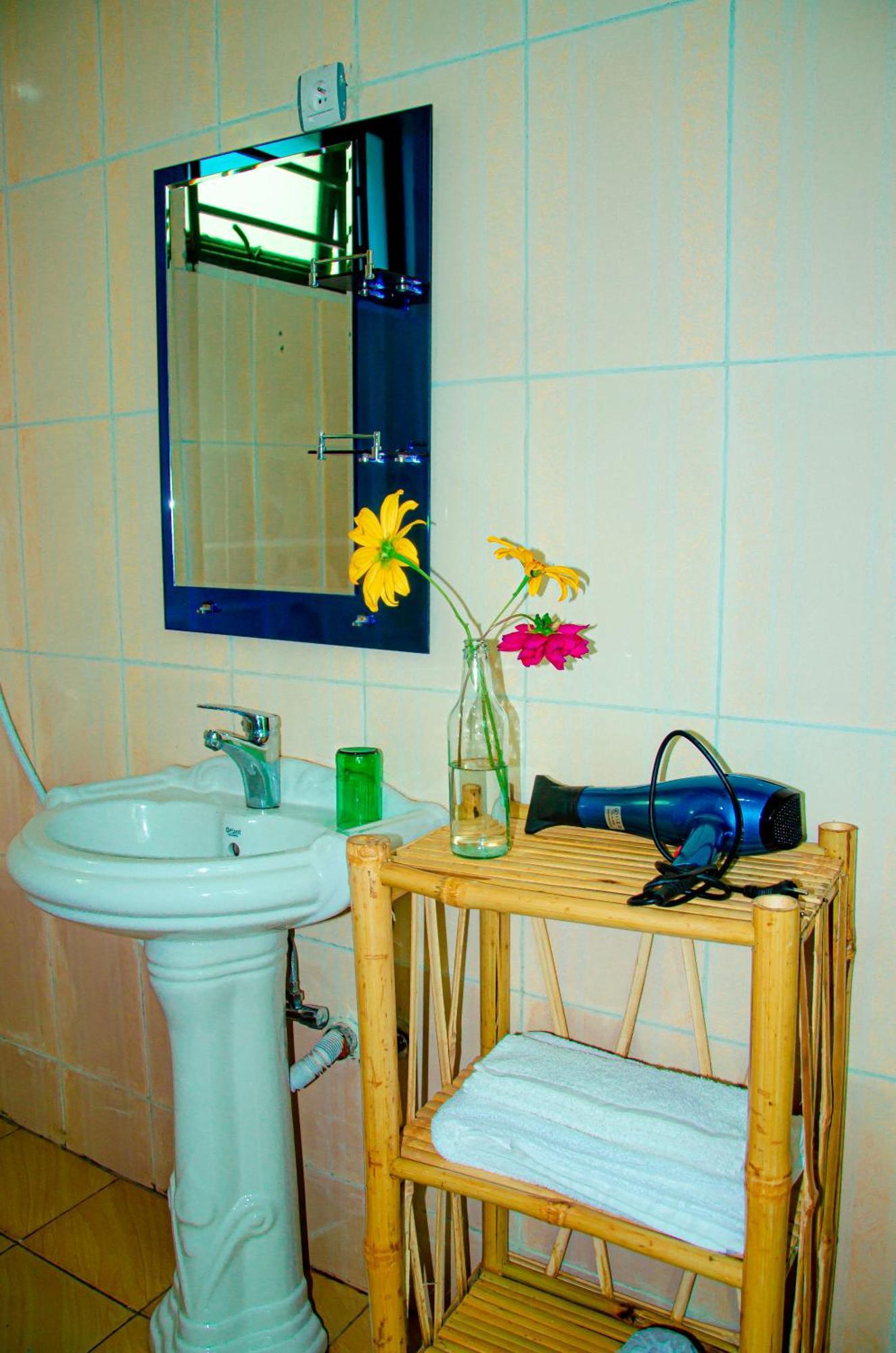 Karisimbi Cave Resort Рухенгери Екстериор снимка